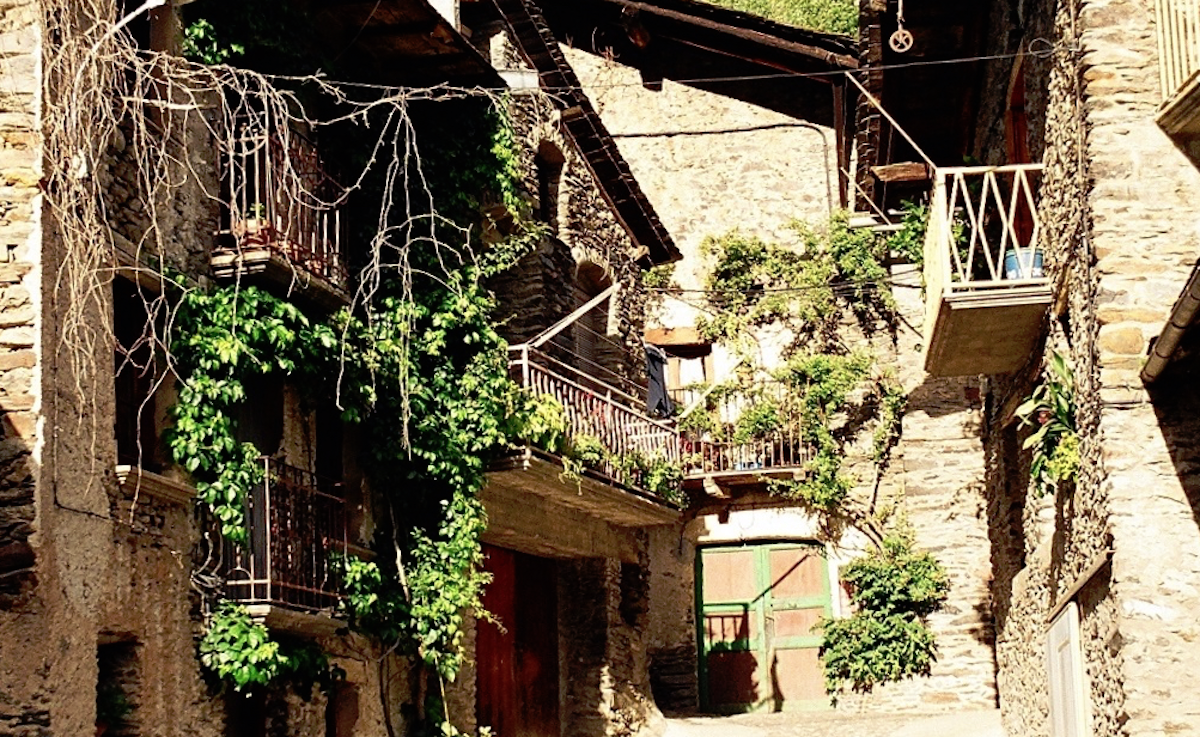 En el primer piso, en el único balcón