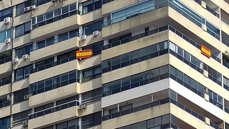 Banderas en los balcones – Buenos aires