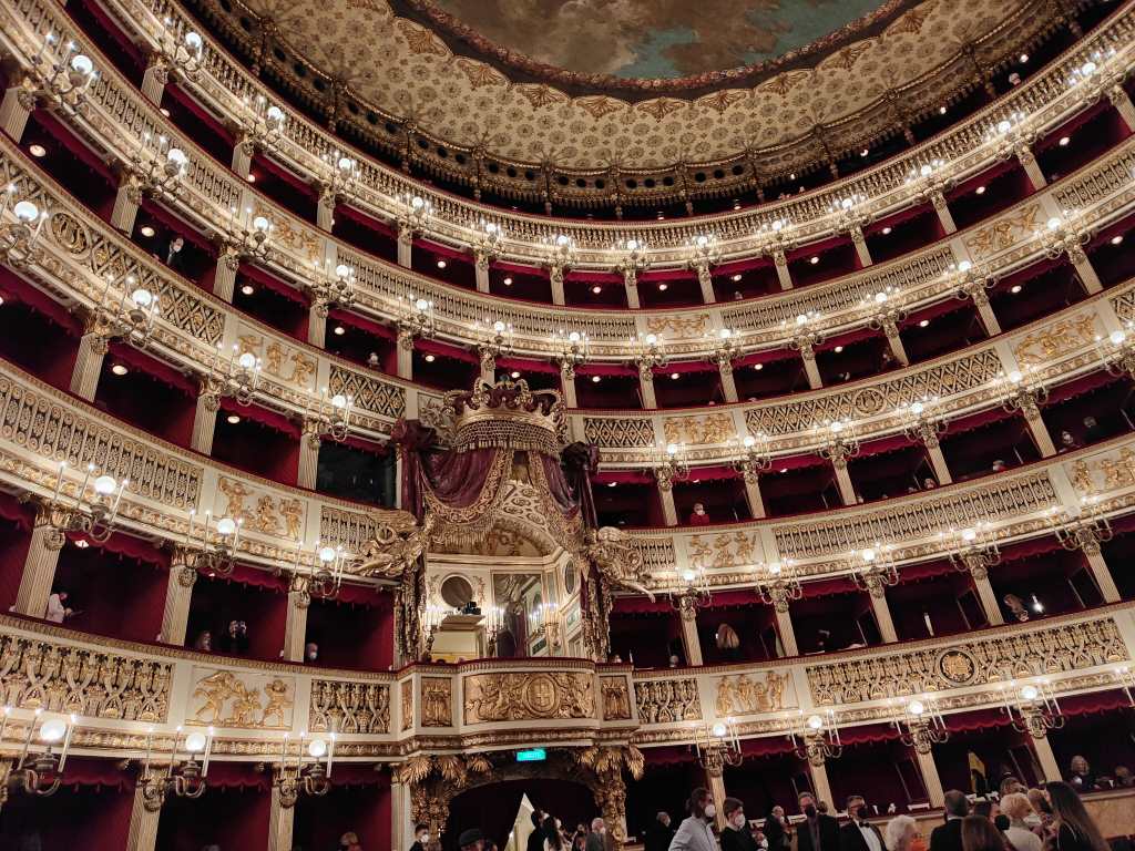 Teatro San Carlo: Epicentro de la Música y la Ópera en Nápoles